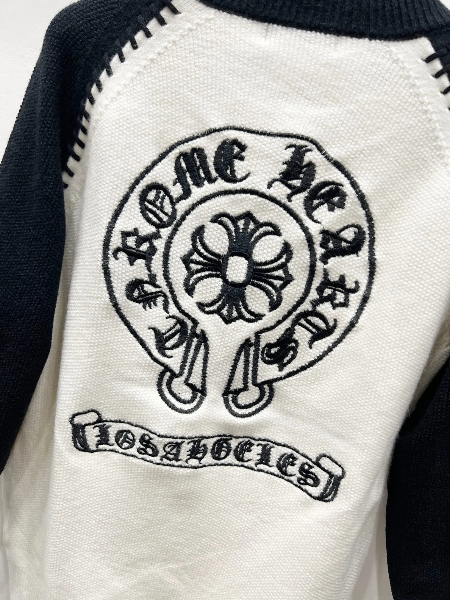 P290 Style No.: (Q079) ChromeHearts popular Chrome Hearts CH Sanskrit horseshoe cross embroidery button cardigan jacket raglan sleeve sweater, contrasting color splicing raglan round neck knitted sweater, unique knitting texture, soft and skin-friendly, classic pattern embroidery on the front and back. Retro chic. The contrasting color raglan sleeve design and the thick stitching craftsmanship at the joints make it look great when worn alone or layered! The fit is loose and slimming! Fashionable patchwork colored sweater, colorfully intertwined, with clear layers, warm and slimming. Whether worn alone or layered, you can easily control various styles and show your personal charm. The raglan sleeves are shoulder-width in contrasting colors and have ultra-detailed embroidery on the front and back, giving it a casual street feel. It looks great when worn alone! The sleeves are designed with contrasting colors and seams, and the round neck style reveals the neck and flatters the face shape! Wool blend knitted fabric, soft, comfortable and warm to the touch. Contrasting color design➕Loose fit, not flattering on your body shape and slimming, not to mention how easy it is to wear! Basic, versatile and fashionable classic! Black and white are versatile! Black and gray high-end! Couples get involved!  Color: black and white/black gray Size: S~M~L